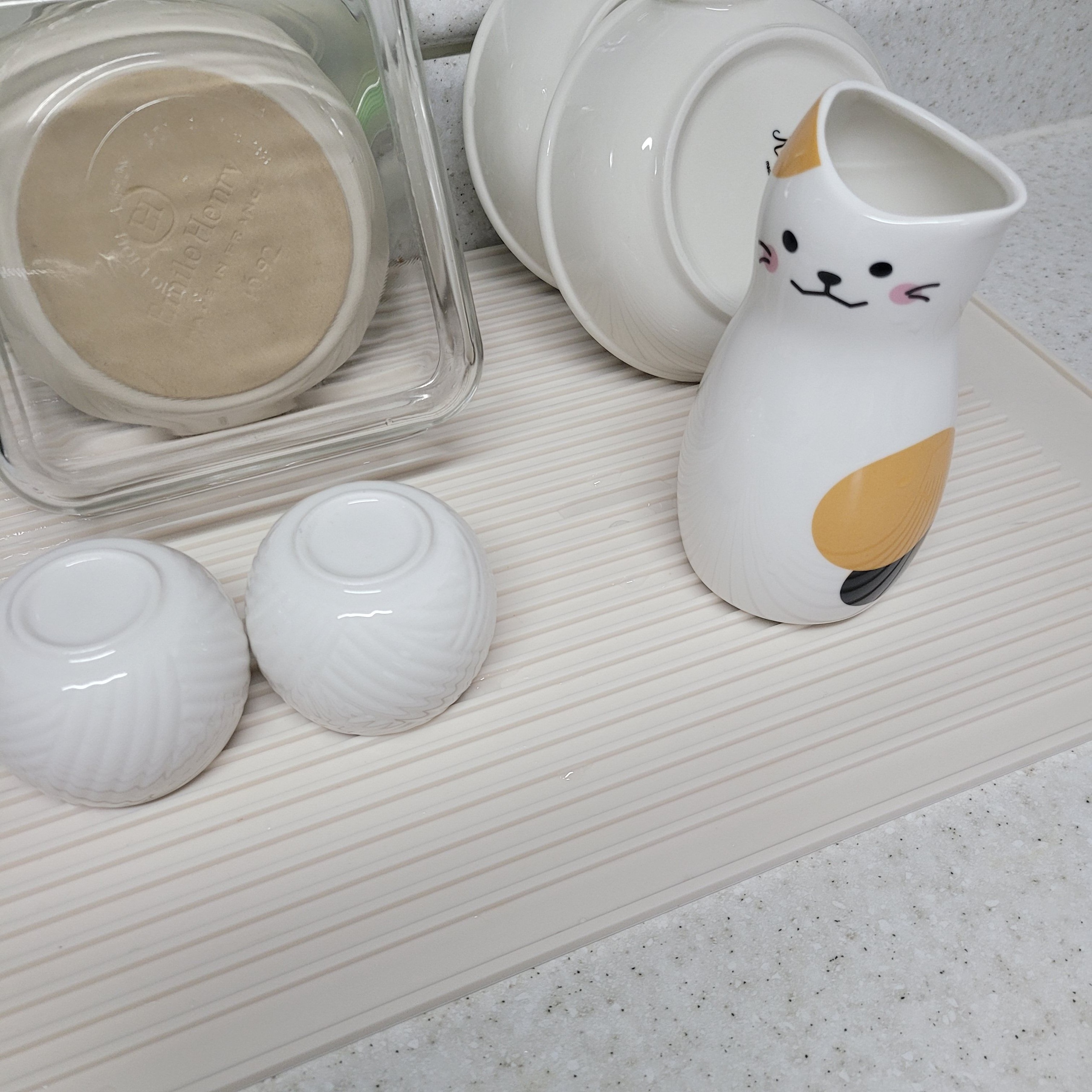 Cat Café Sake & Soju Carafe and Cup Set for 2 (3-Piece) user photo