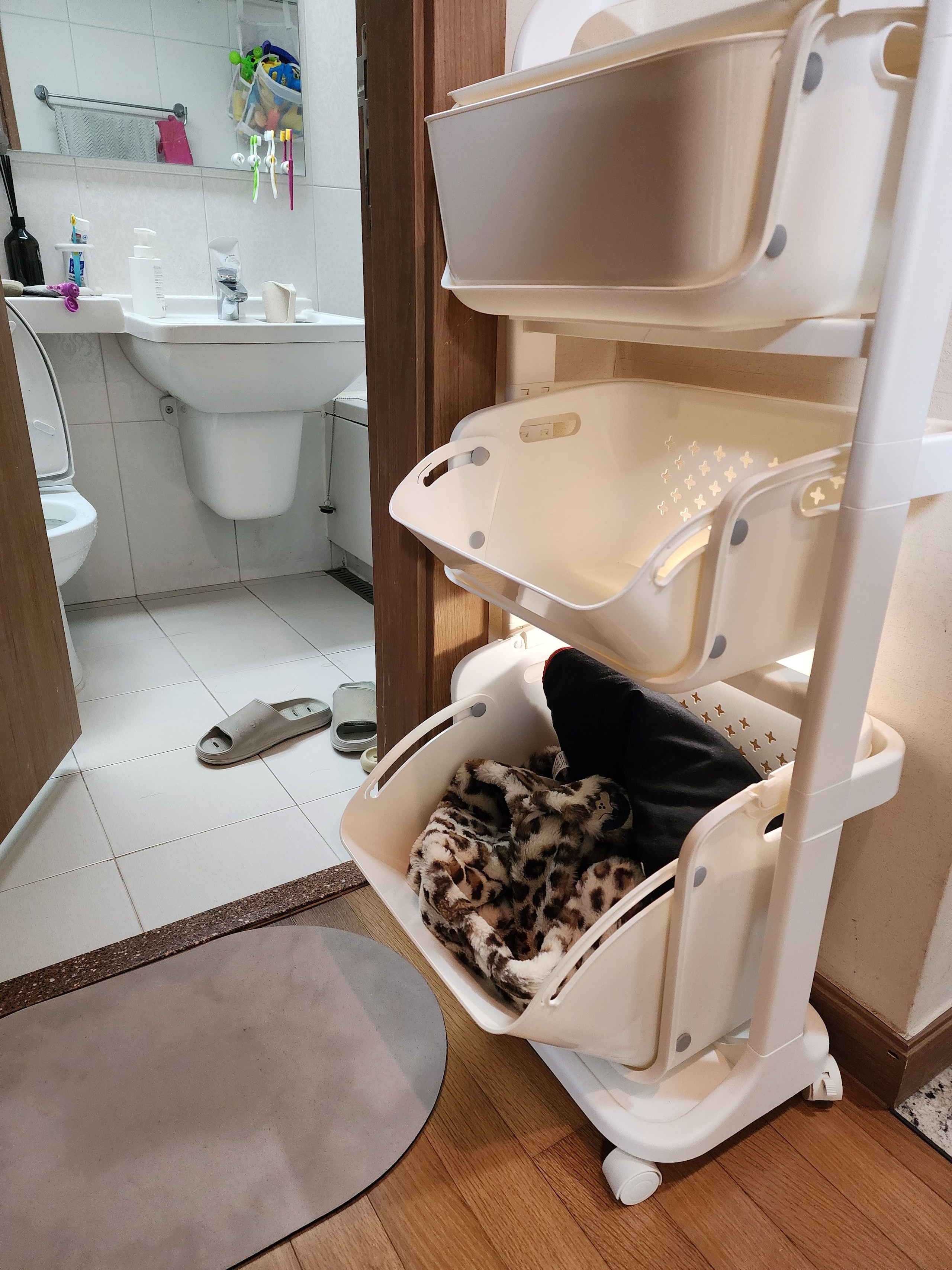 Rolling Swing Laundry Cart user photo