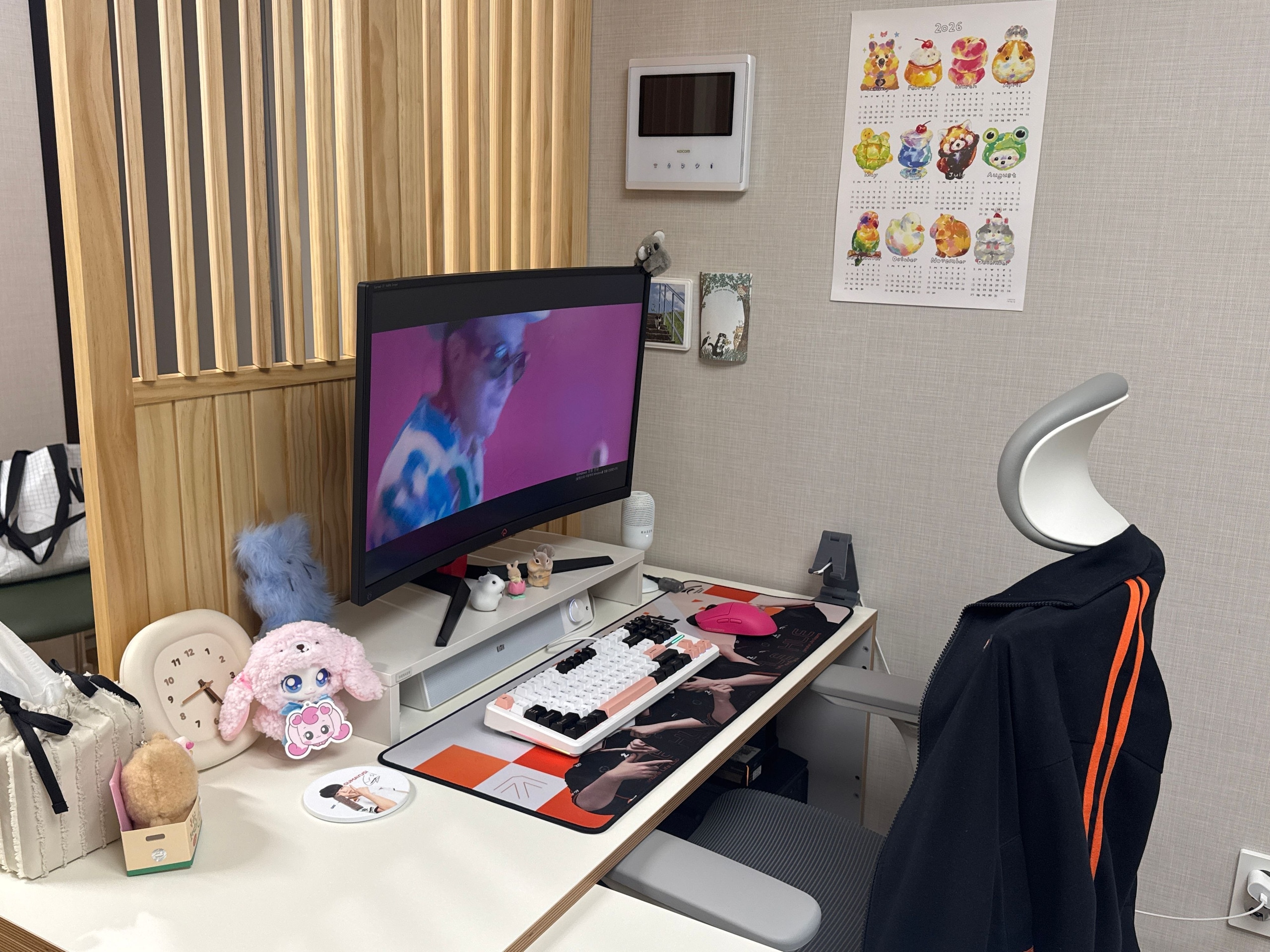 Bridge E0 Corner Desk & Bookshelf Set user photo